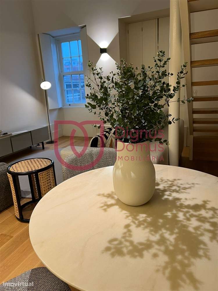Elegante apartamento T0 Mezanine num Edifício Centenário no Largo do C-10