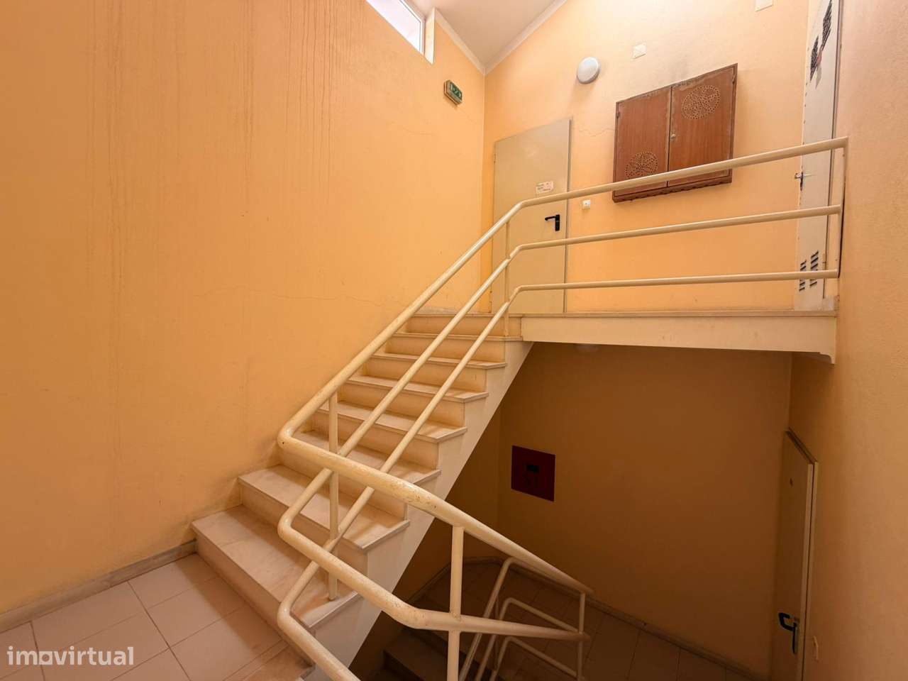 Apartamento T2 com arrecadação - zona Conquinha-24