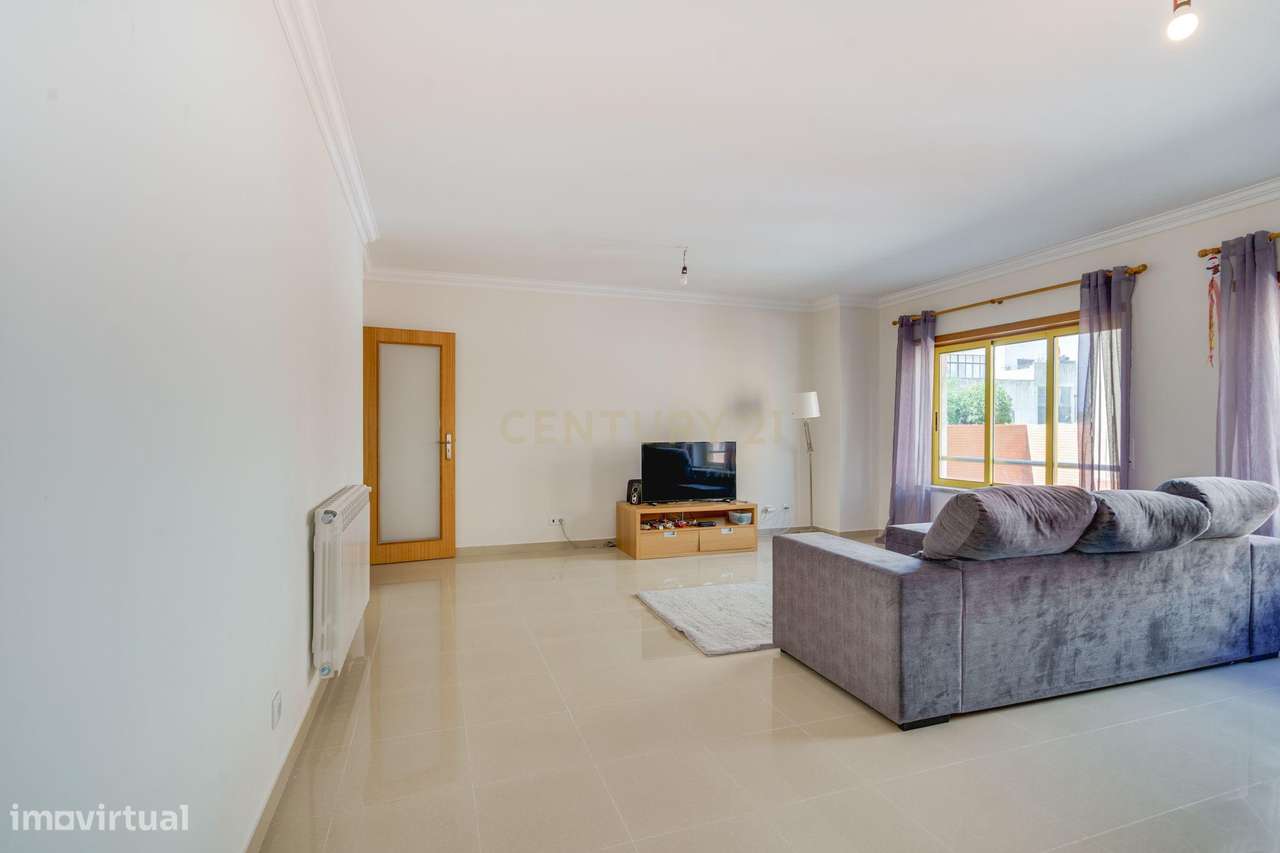 Apartamento T2 com Varanda em Loures - Oportunidade Única!-7