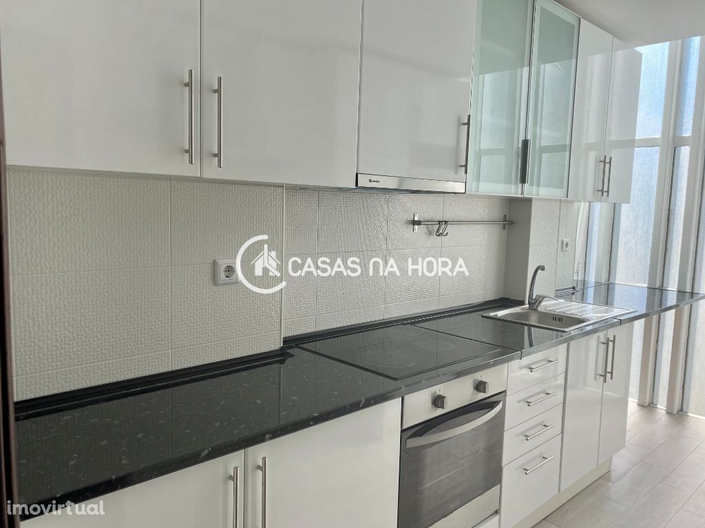 Apartamento T4 transformado em T3 na Praça Gil Vicente em Cacilhas