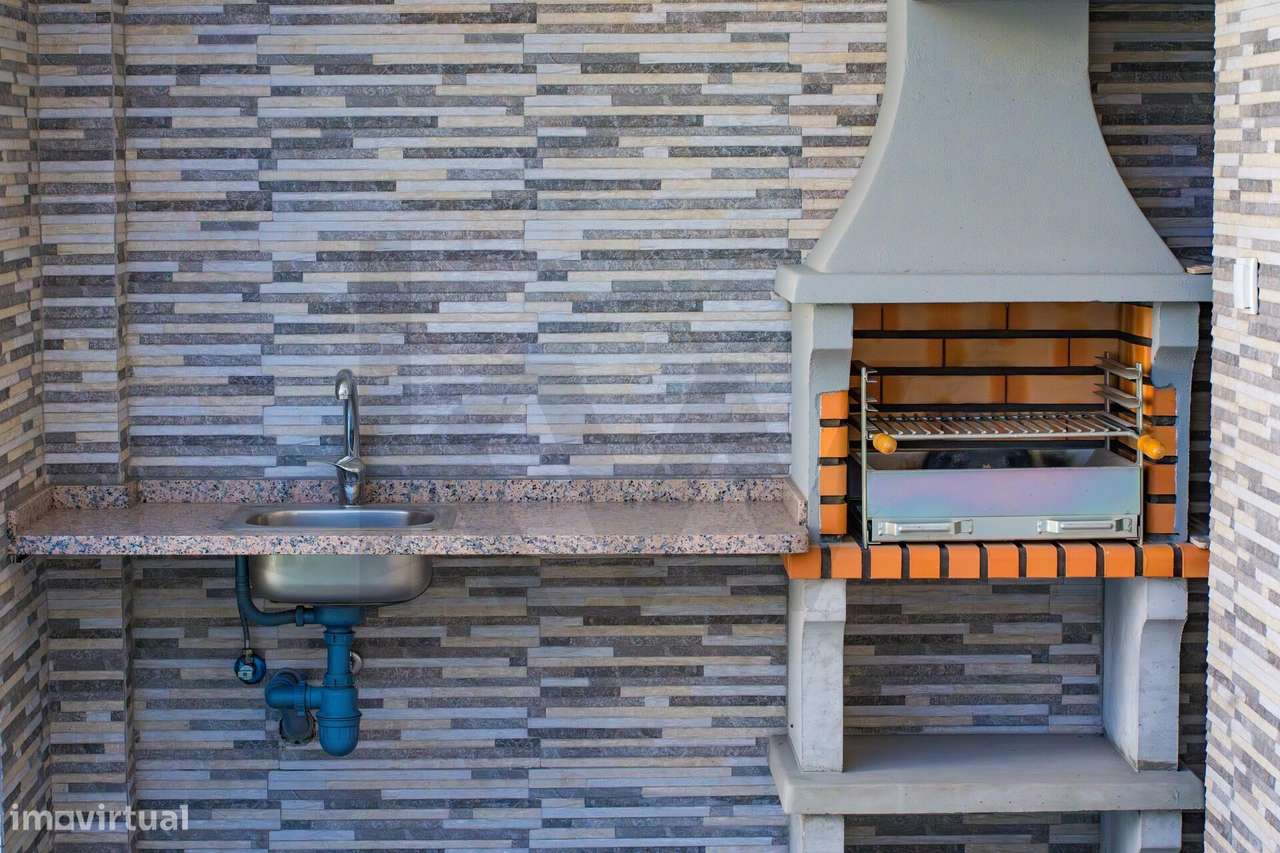 T3 Isolada em Famões: A Estreia Perfeita para a sua Família-48