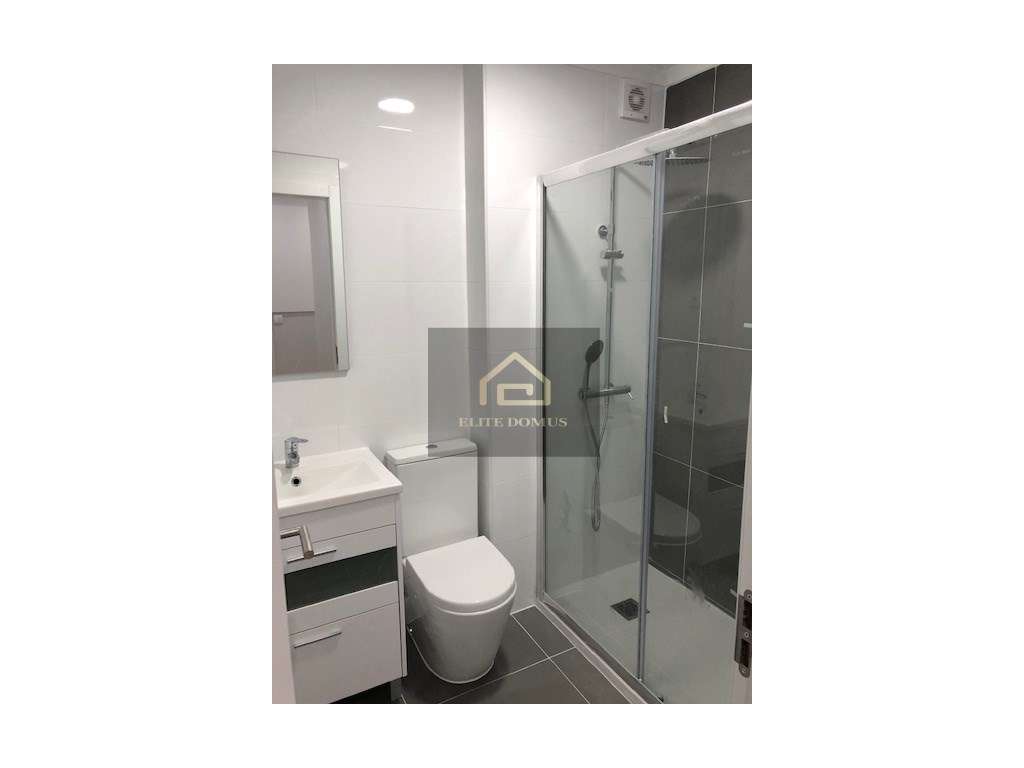 T1 Totalmente Remodelado com elevador e junto ao Metro - Reboleira! - Grande imagem: 2/35