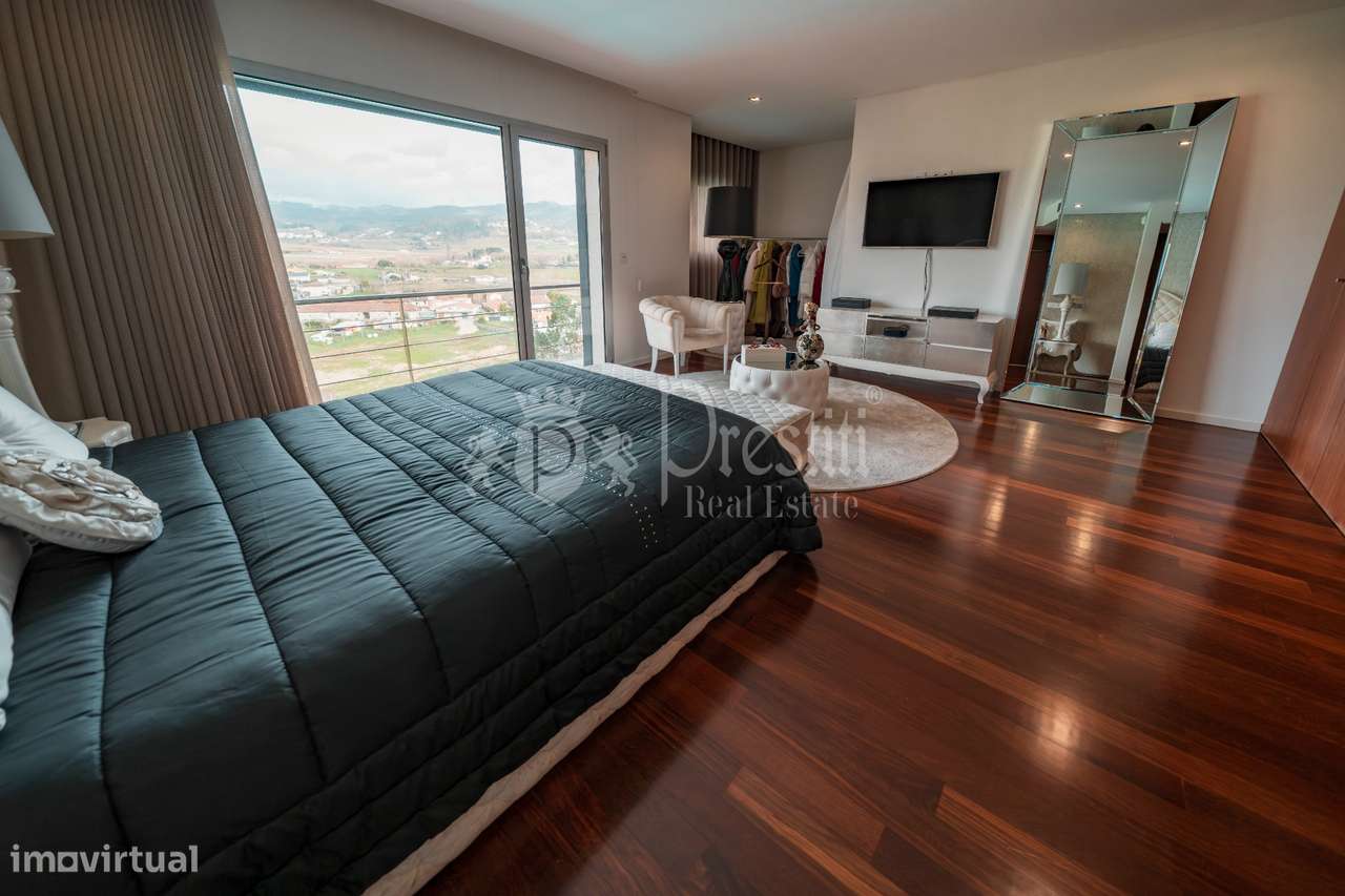 Moradia T4 com Vistas Deslumbrantes em Guimarães-18