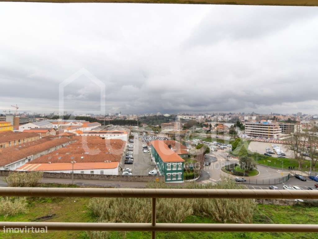 Excelente T2 perto do Arrábida Shopping para investidores-24