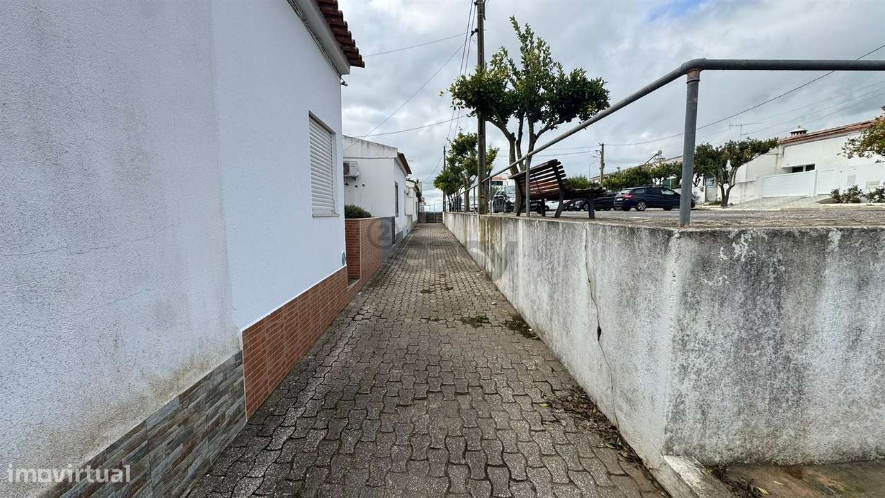 Moradia T2 com logradouro, anexo, terraço e garagem, Castro Verde-24