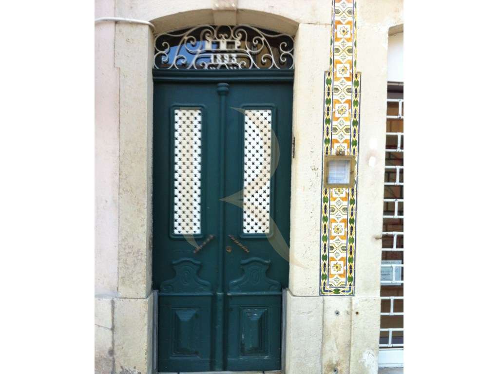 Prédio com 3 pisos na zona histórica de Setúbal - Grande imagem: 2/21