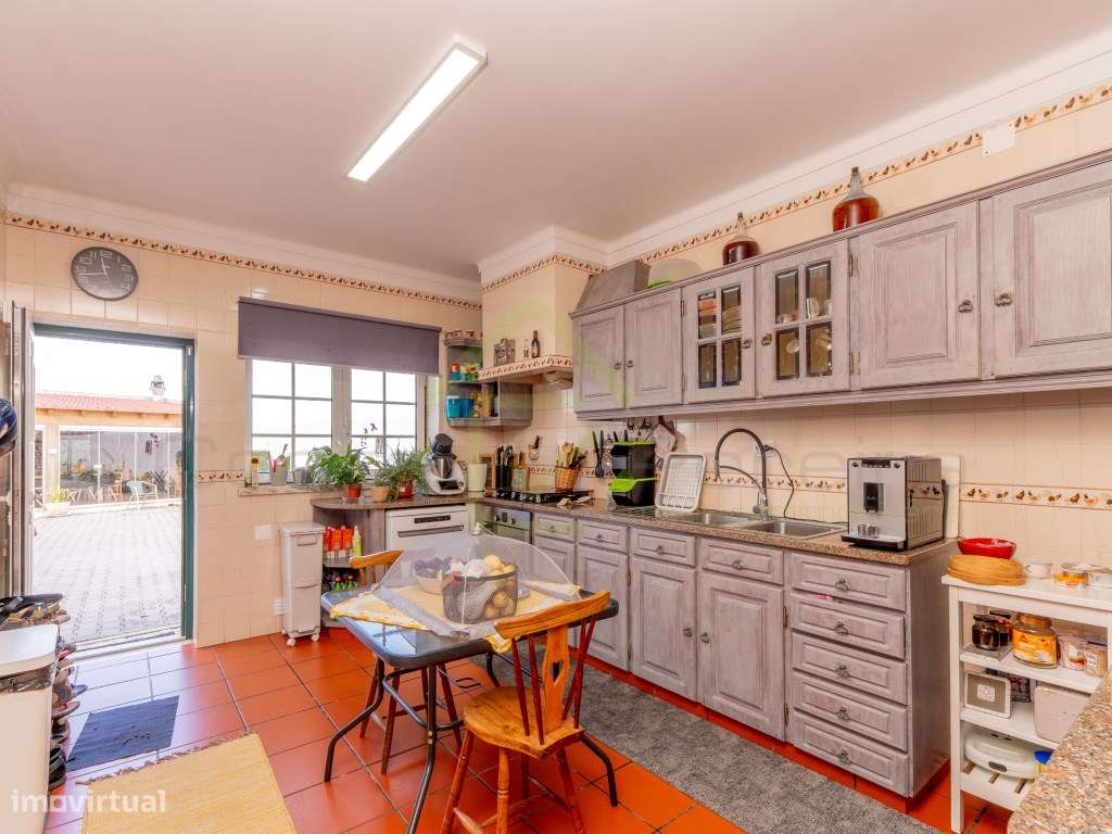 Quintinha com piscina inserida em terreno com 2950 m2-12