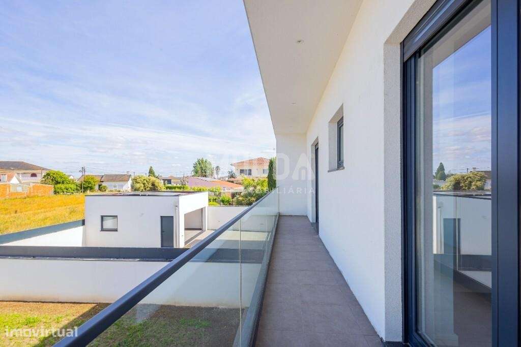 Moradia T4 com Design Contemporâneo e Acabamentos Premium-20