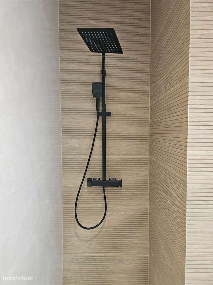 Vendo T2 Remodelado Santa Apolonia com Varanda e vista Rio-17