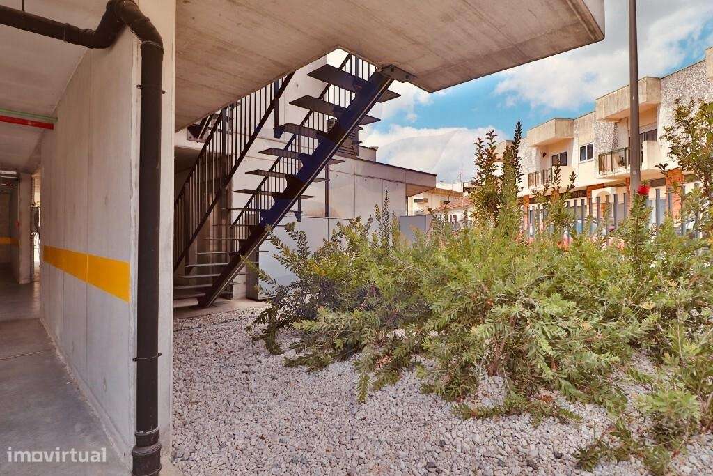 Vende-se T3 Duplex - Condominio Fechado - Como Novo - Empreendimento V-47