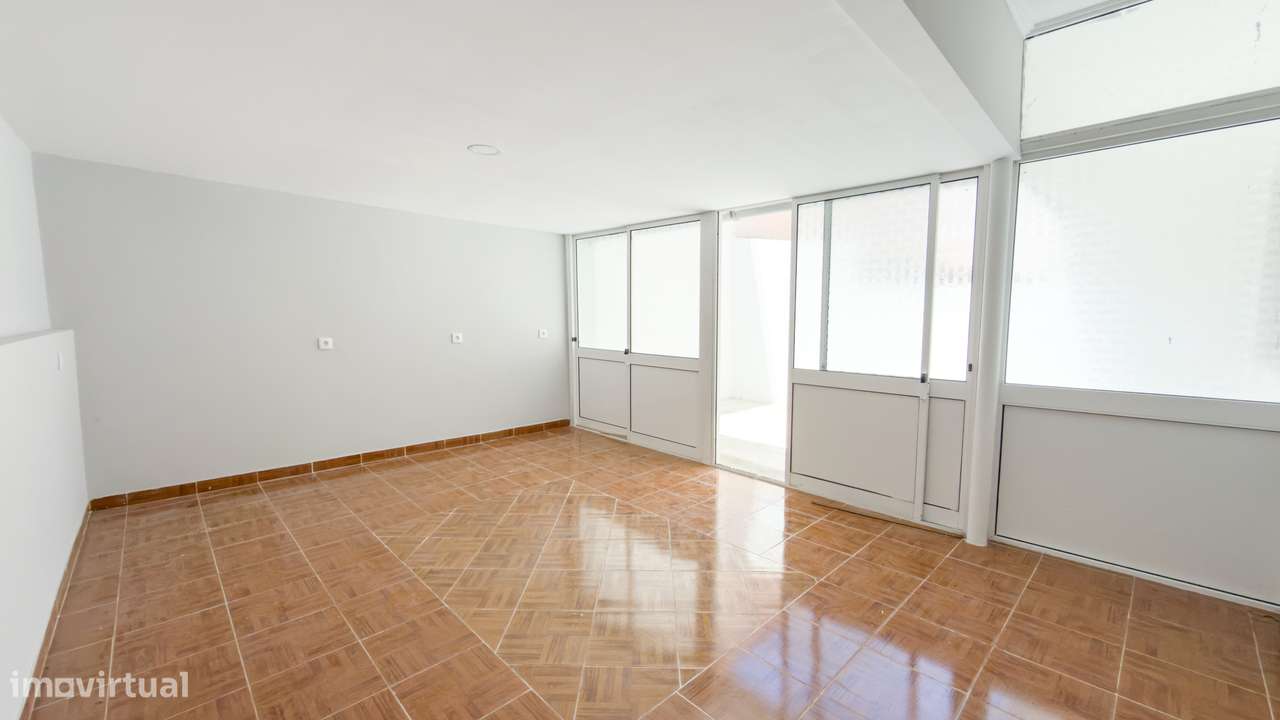 T2+1 renovado com área exterior no Feijó-16