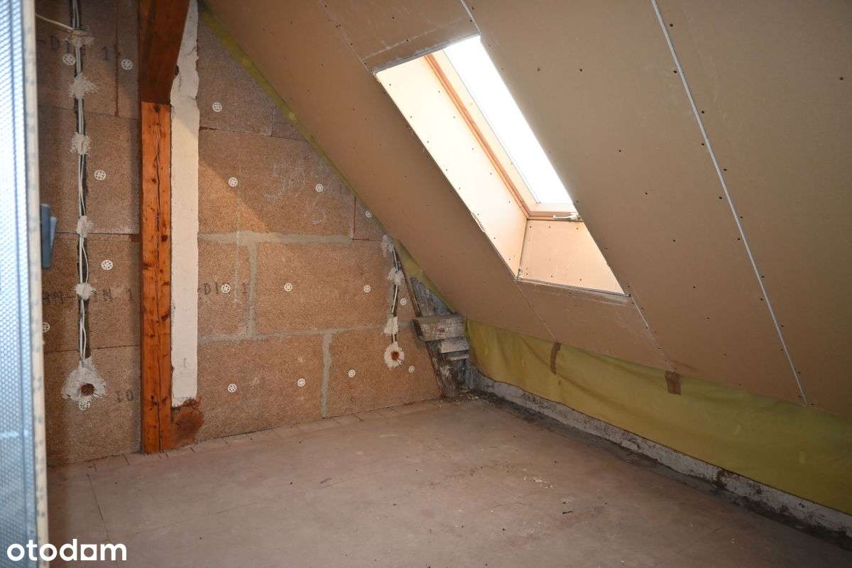 Dom z dwoma niezależnymi mieszkaniami.-9