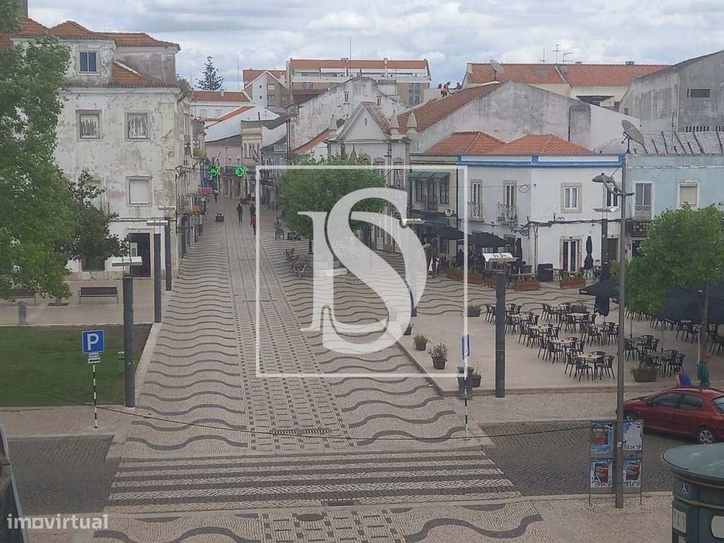 Apartamento T2 Remodelado no Coração do Montijo-20