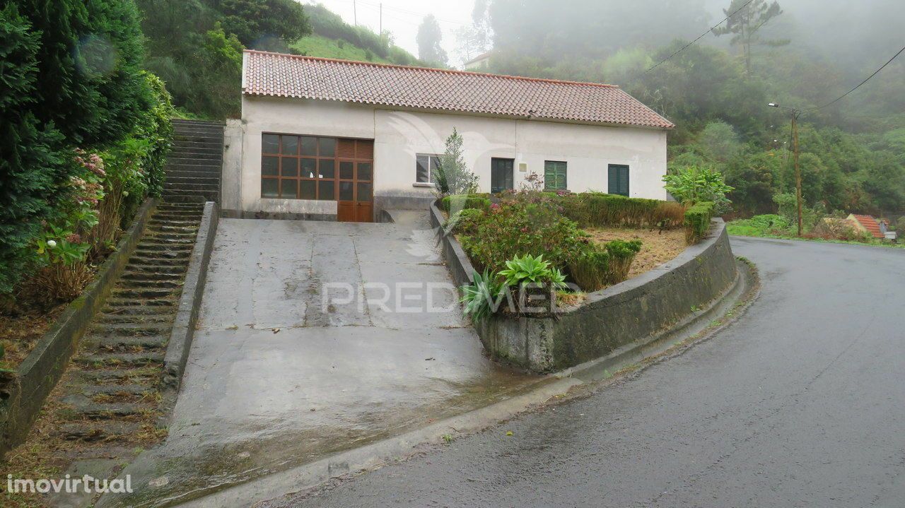 MORADIA TÉRREA HABITAVEL T2 COM TERRENO (1784m2)  SANTO DA SERRA.