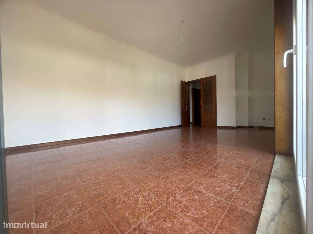 Apartamento T3 com lugar de garagem e arrumos fechados em Modivas, ...-7