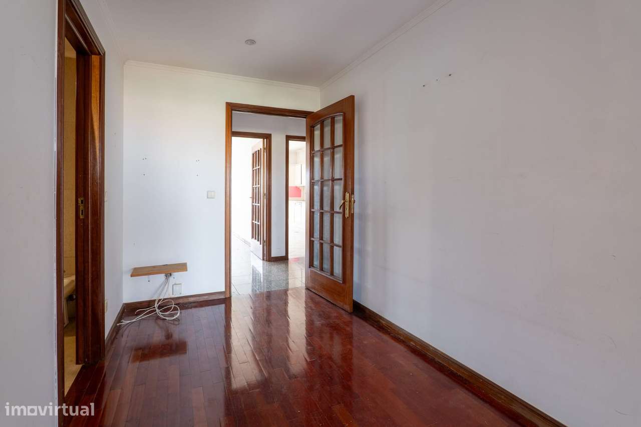 Apartamento T2 com varanda, garagem e vista urbana-10