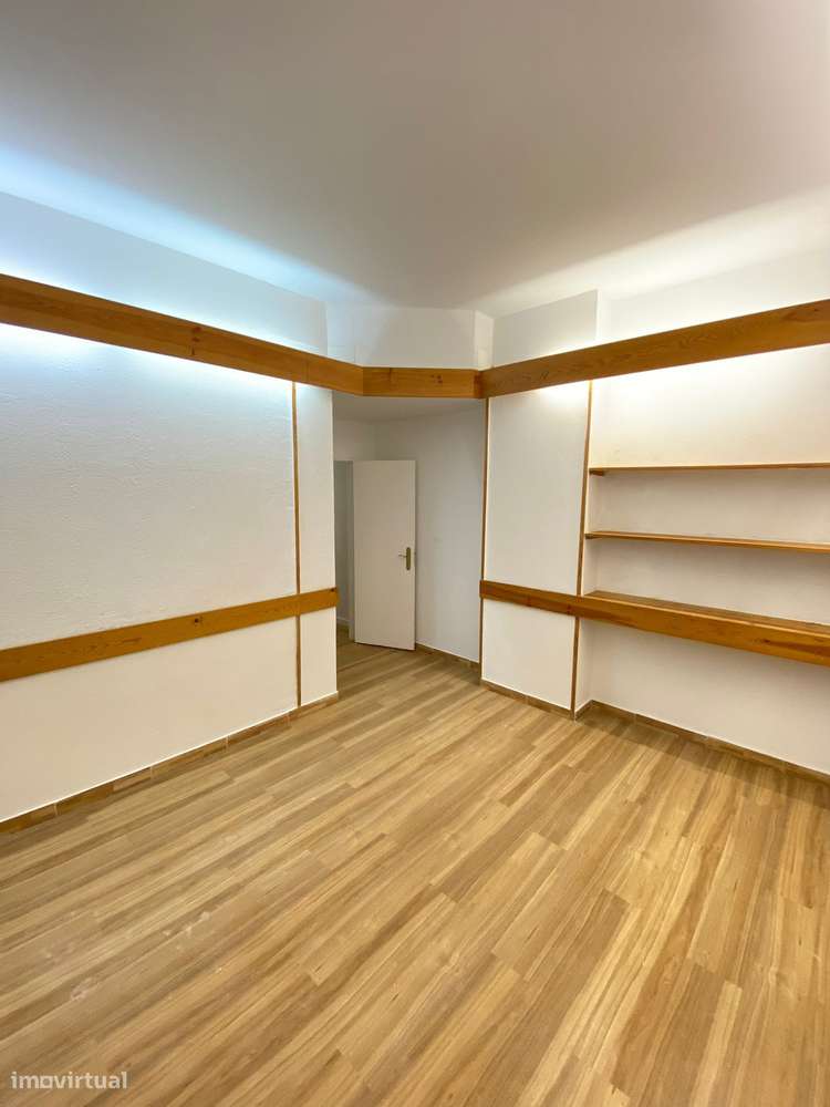 T6 em Monte Abraão Remodelado em Localização Central - Oportunidade - Grande imagem: 2/13