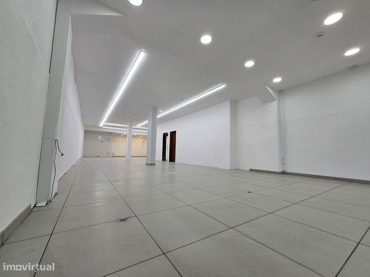 loja  com aprx.300 metros Almada com rendimento-11
