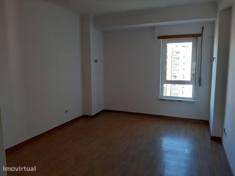 IMÓVEL ARRENDADO ATÉ MARÇO 2026  Apartamento T3-15