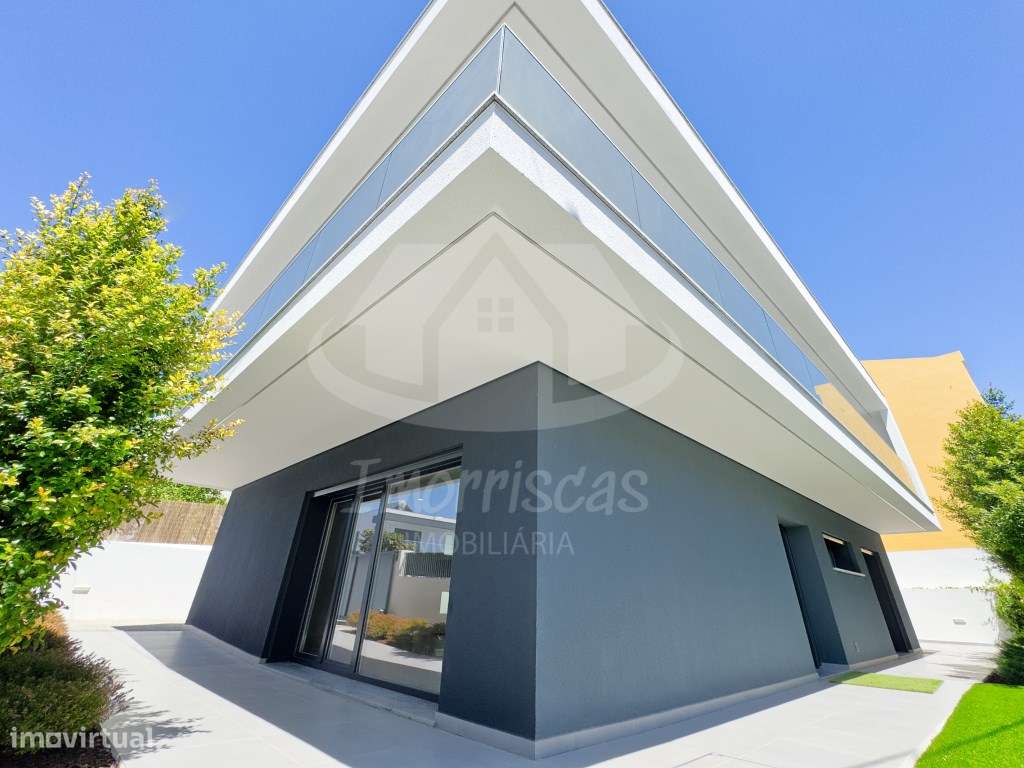 Moradia V4 Nova de Luxo com Rooftop e Vista Rio | Santa Iria de Azóia-3