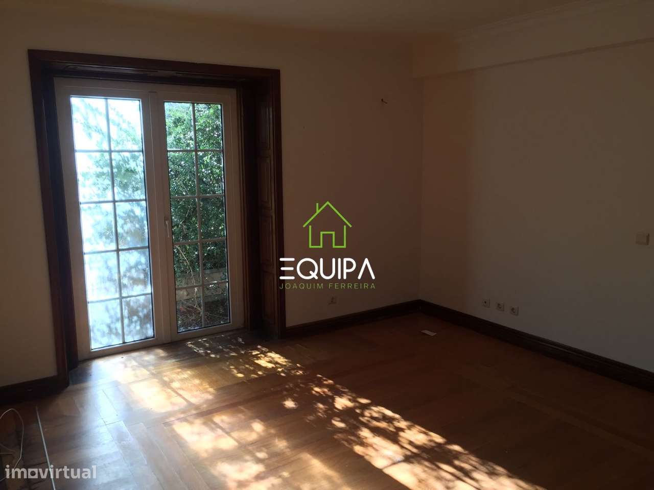 Moradia isolada T-7, na estrada nacional 117, em Belas, concelho de Si-15