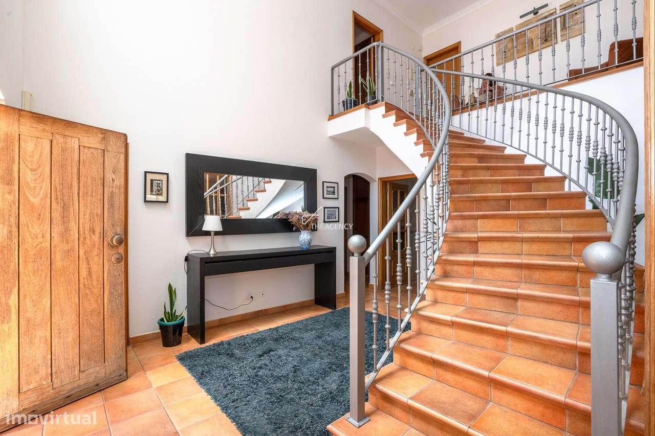 Acolhedora moradia T6, piscina e vistas deslumbrantes no Feijó, Almada - Grande imagem: 5/16