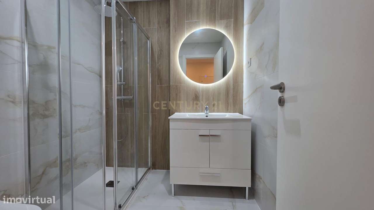 T2 Totalmente Remodelado com Terraço em Algueirão-Mem Martins-10