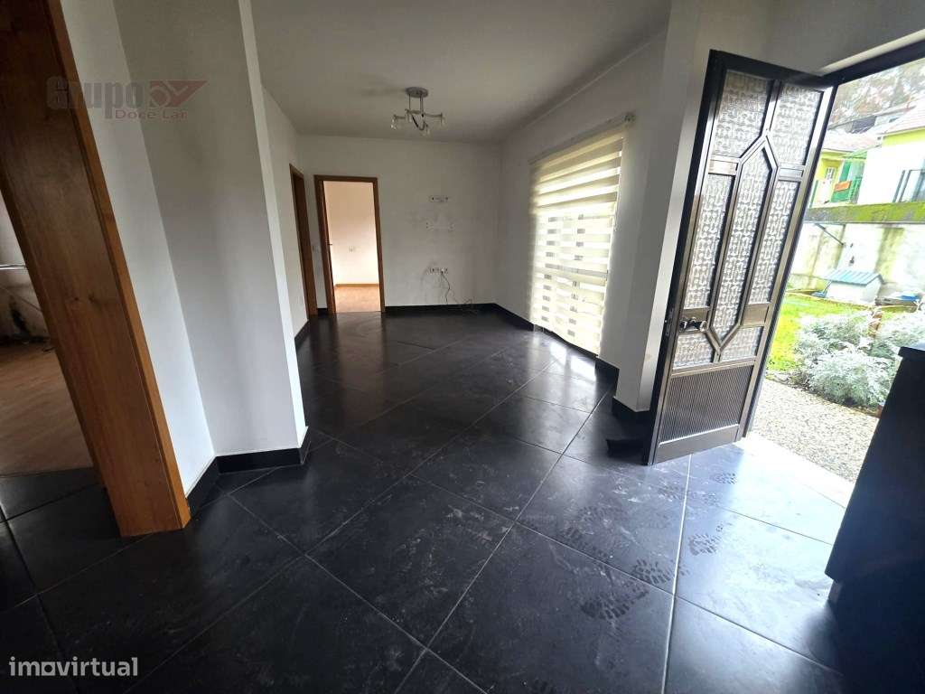 Moradia T3 com Armazém de 300m² - O Equilíbrio Perfeito entre Habit...-11