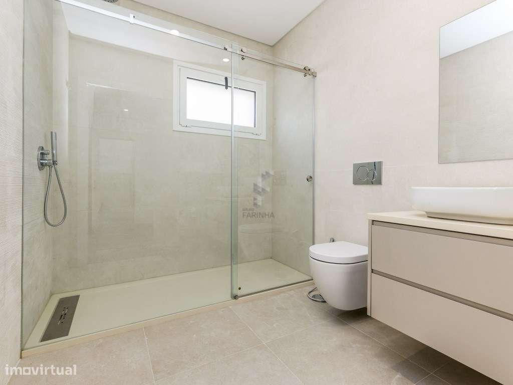 MORADIA T4 NOVA
Famões, moradia independente V4+1 nova com Jardim,...-26