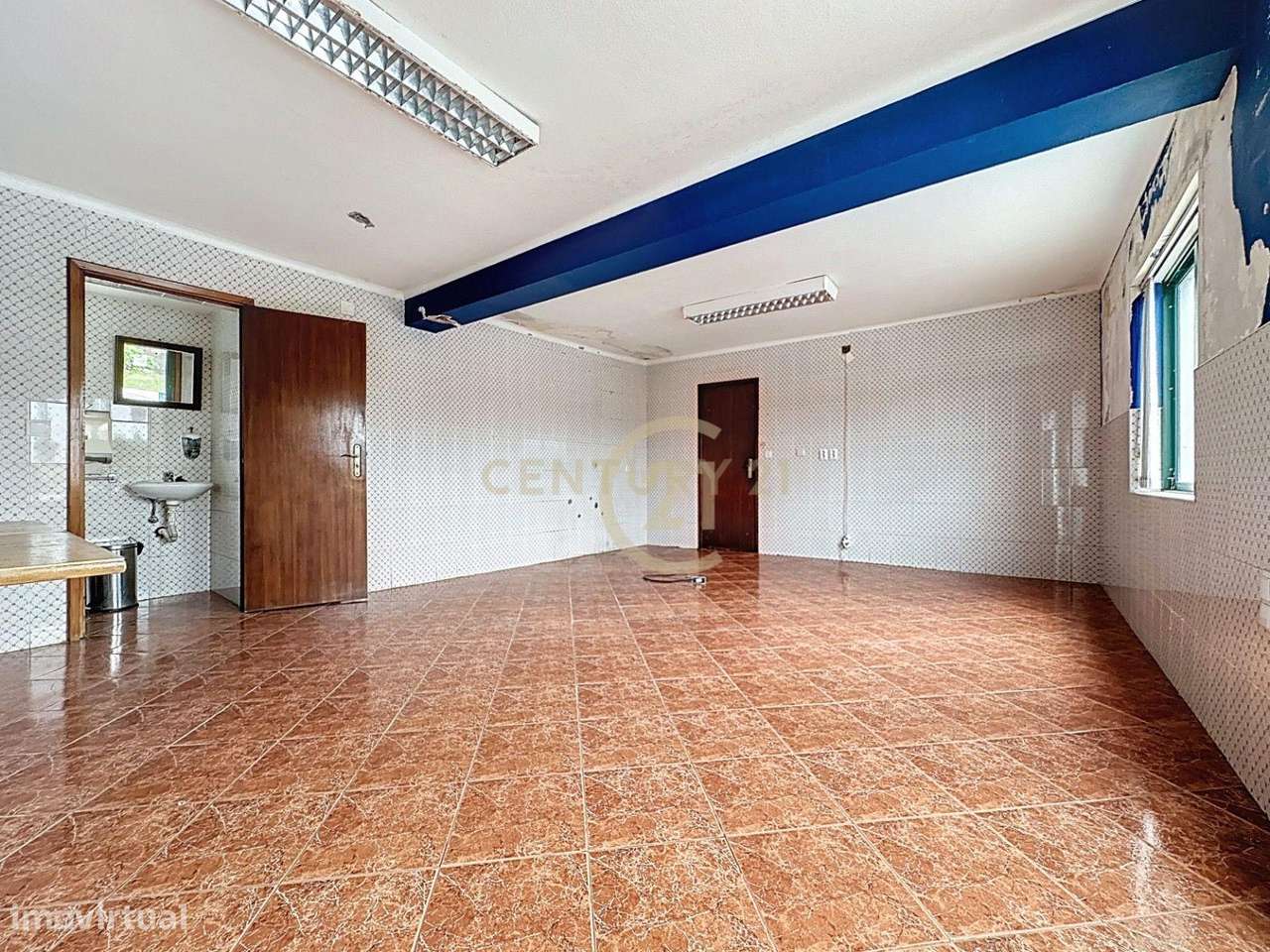 Espaço Comercial em Praia da Vitória com Excelente Localização - Grande imagem: 4/9