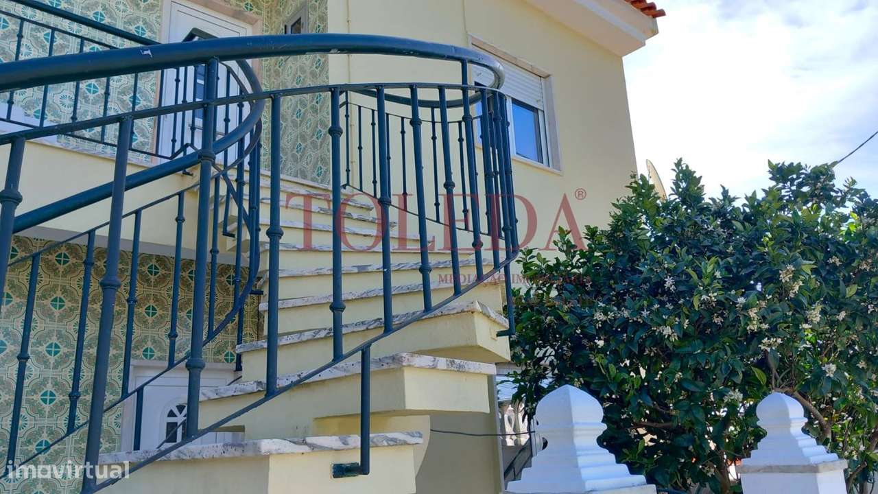 Moradia Bifamiliar com 2 T3 em Vialonga-26