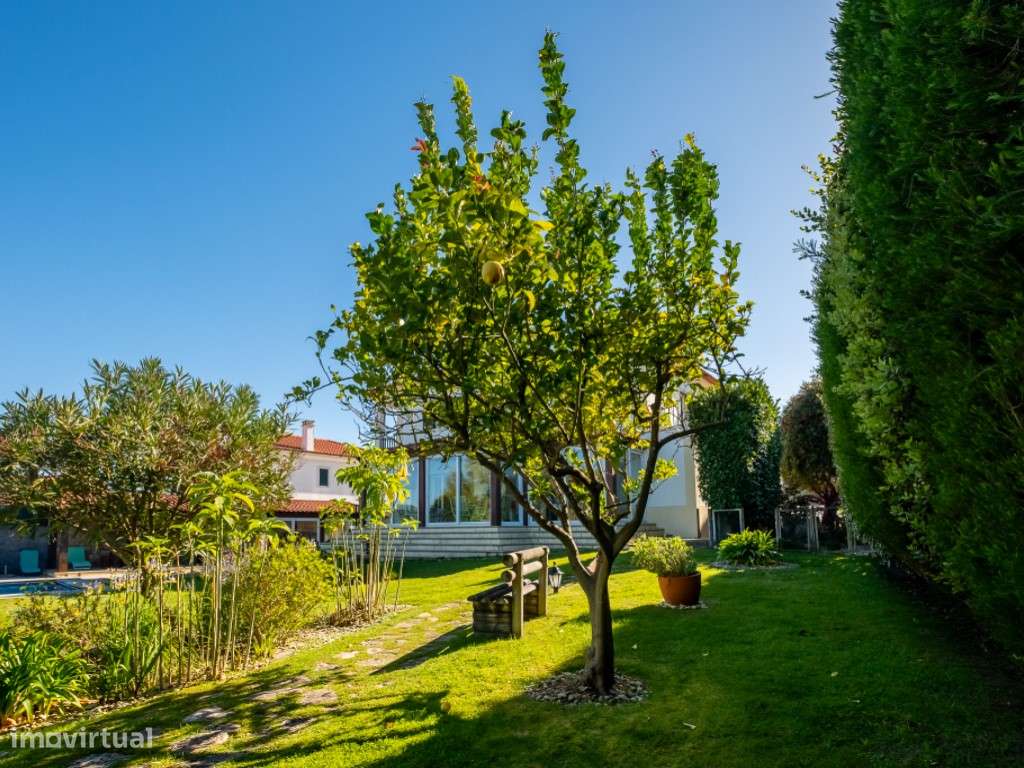 Moradia isolada inserida em terreno de 1370 m2 com piscina-5