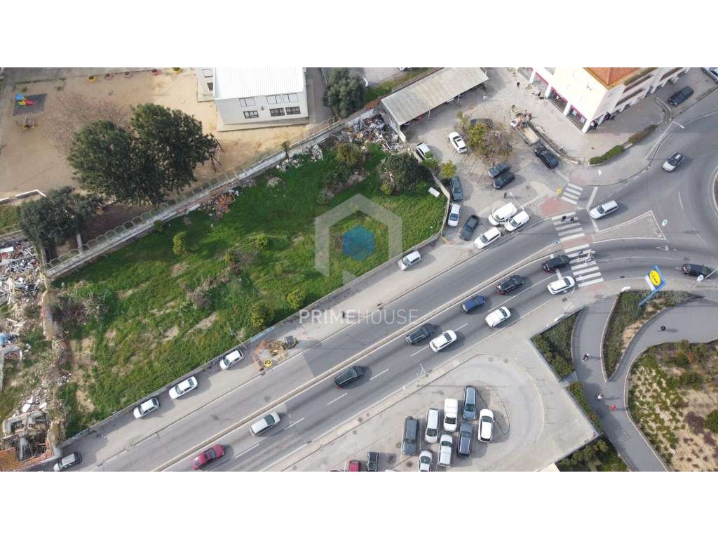 Terreno urbano na EN 10 no Fogueteiro, Amora - Grande imagem: 4/7