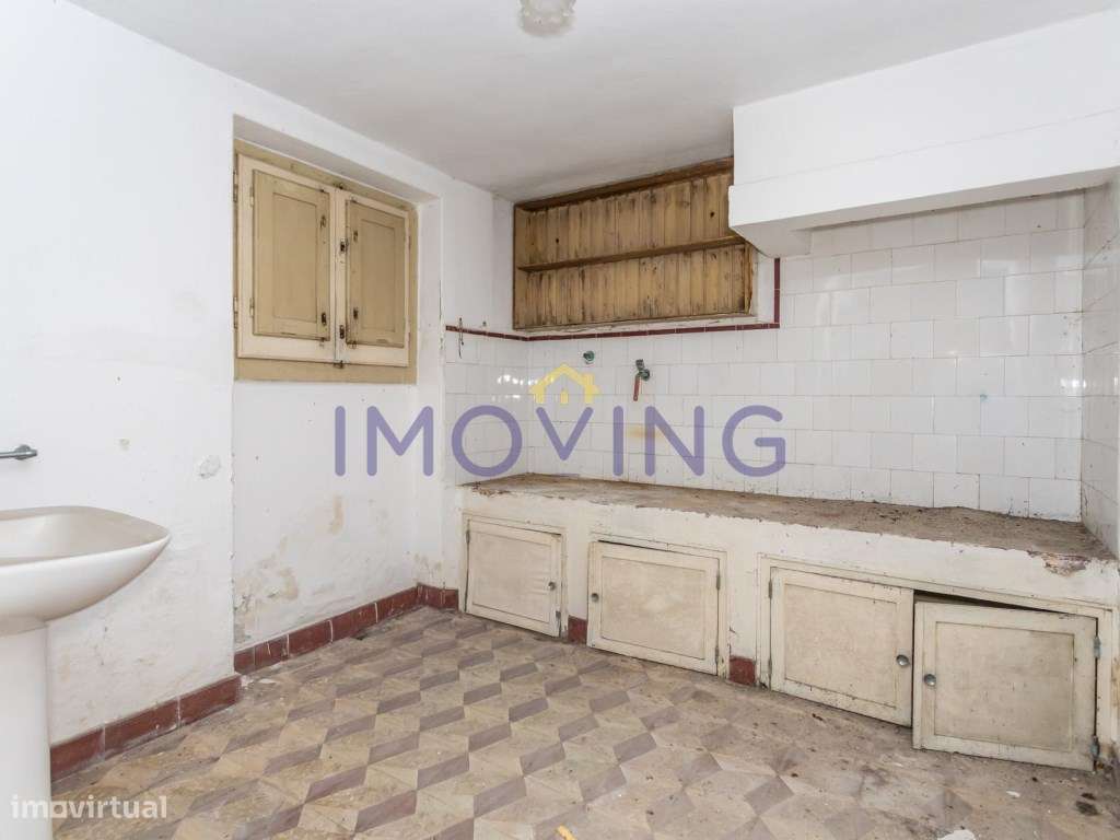 Prédio, moradia e garagens para Investimento-31