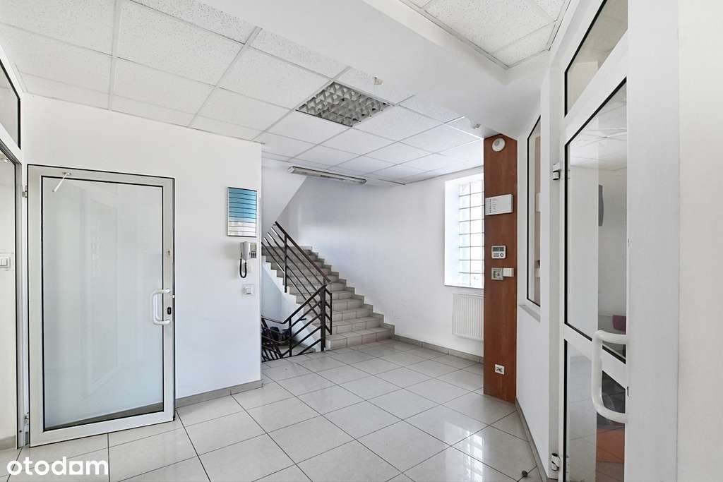 Niezależny budynek biurowy z parkingiem.-4