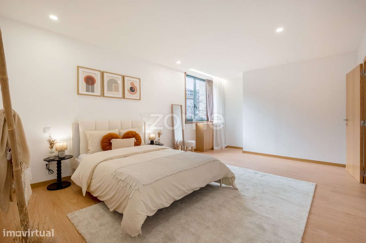 Apartamento T3 Renovado Com Duplo Lug Garagem Edificio Lago Porto