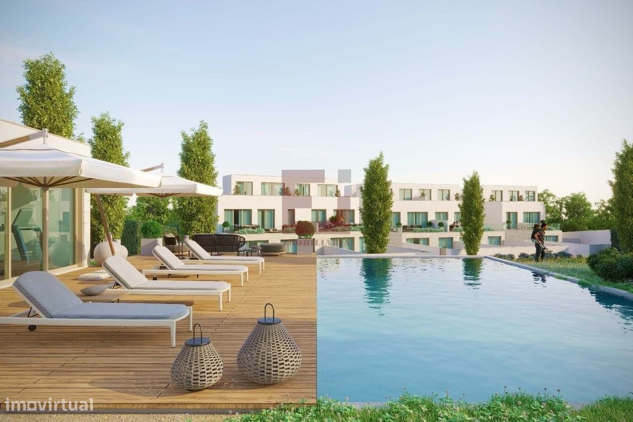 Andar Moradia T3 com terraço em condominio de luxo com piscina  próxim