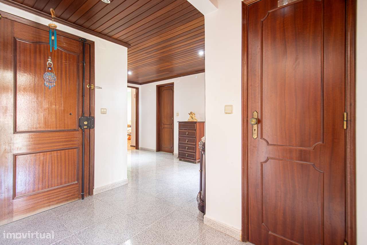 Apartamento T3 c/ 2 WCs e Sala c/ Lareira em Monte Abraão, Sintra-13