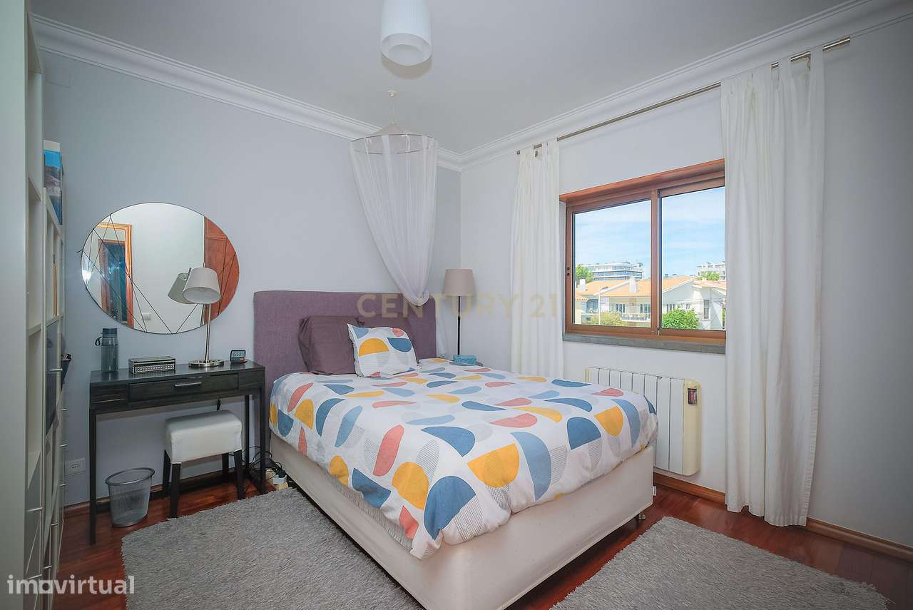 Moradia T5 em Carcavelos — Espaço, Conforto e Localização Privilegiada-17