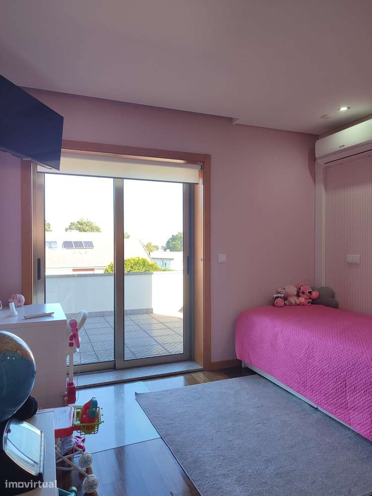 Moradia c/4 quartos(2 suites)+escritório, condomínio fechado c piscina-0