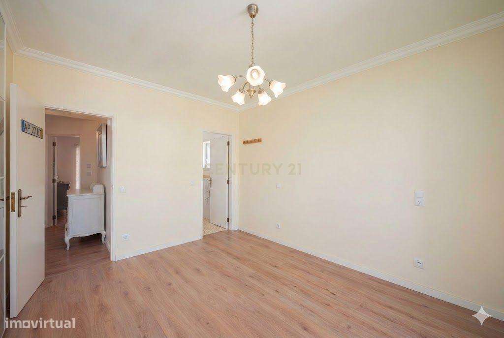 Moradia remodelada de 6 assoalhadas Exclusiva no Estoril-17