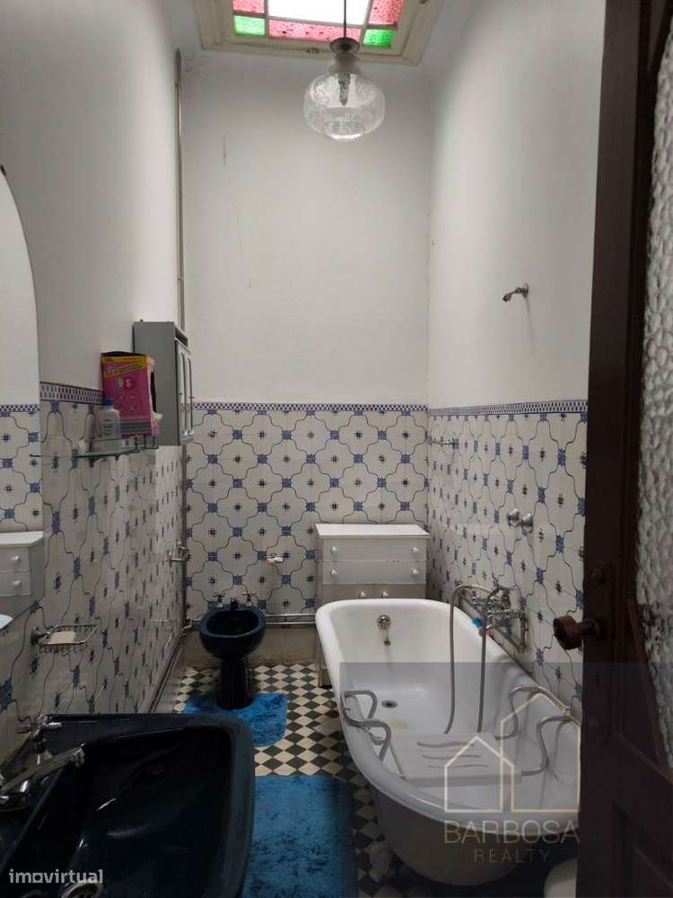 Moradia ANTAS - Av. F. Magalhaes - possivel prédio R/Ch+5! Zona ARU!-13