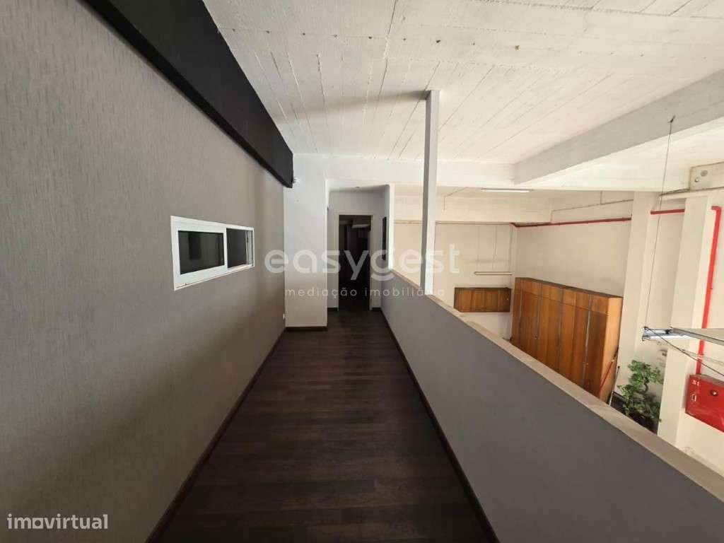 Espaçoso Armazém com Escritório Localizado na Zona da Sobreda - Grande imagem: 2/27