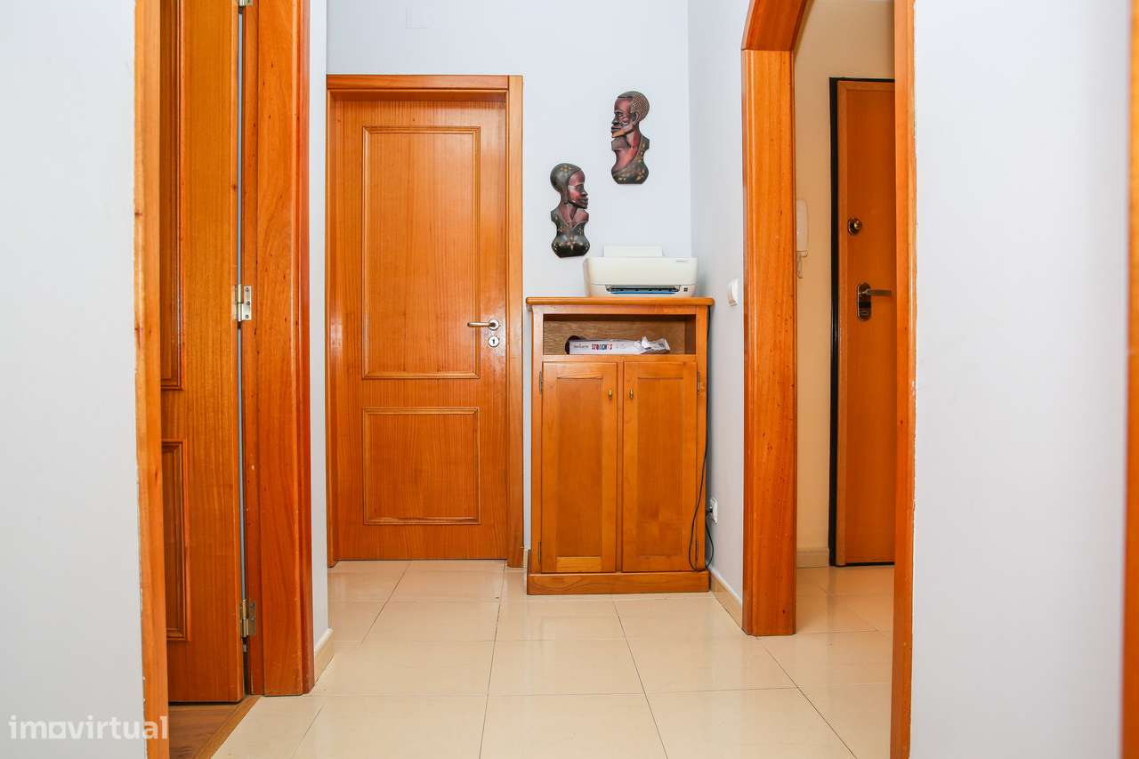 Excelente apartamento T3 com 111m2 no centro da Abrigada-50