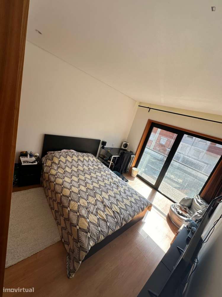 Quarto - localizado em Paranhos Porto - Grande imagem: 2/9