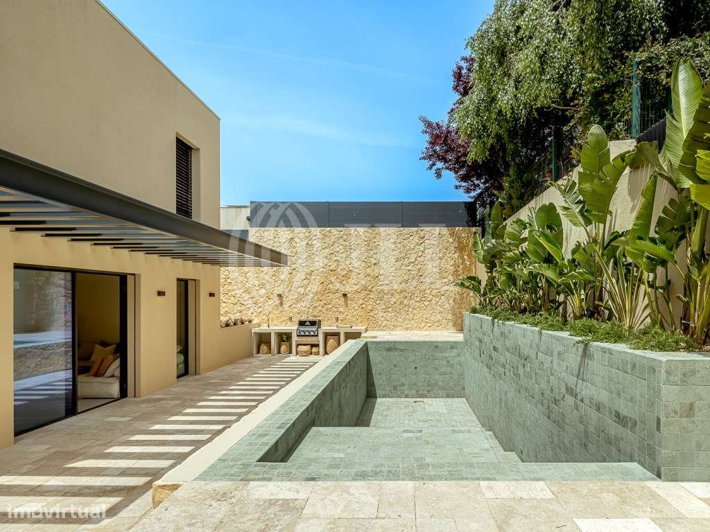 Moradia T3+1 com jardim, piscina e garagem, no Estoril-0