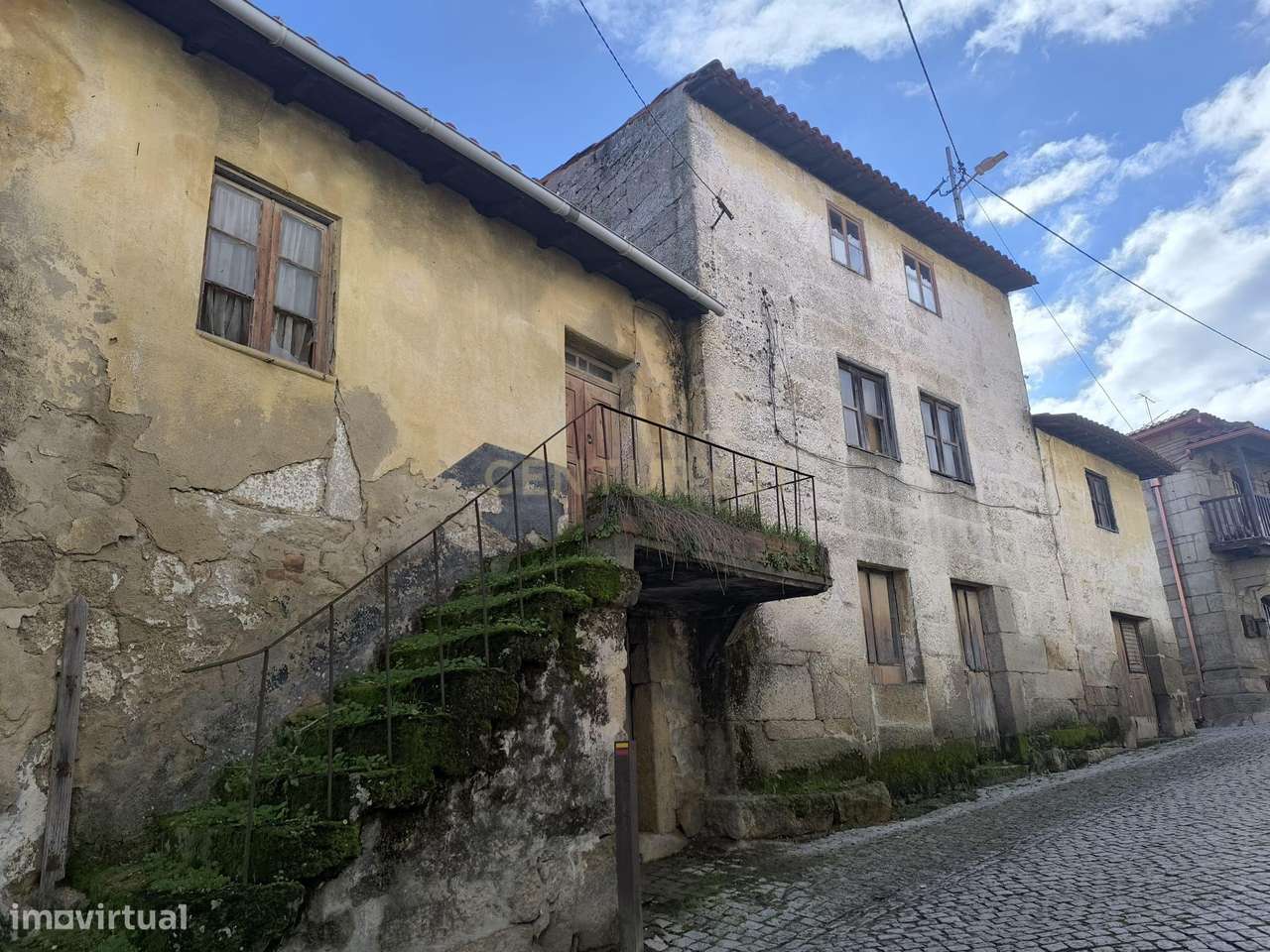 Casa com pátio e garagem para vários carros no centro da aldeia. - Grande imagem: 2/16