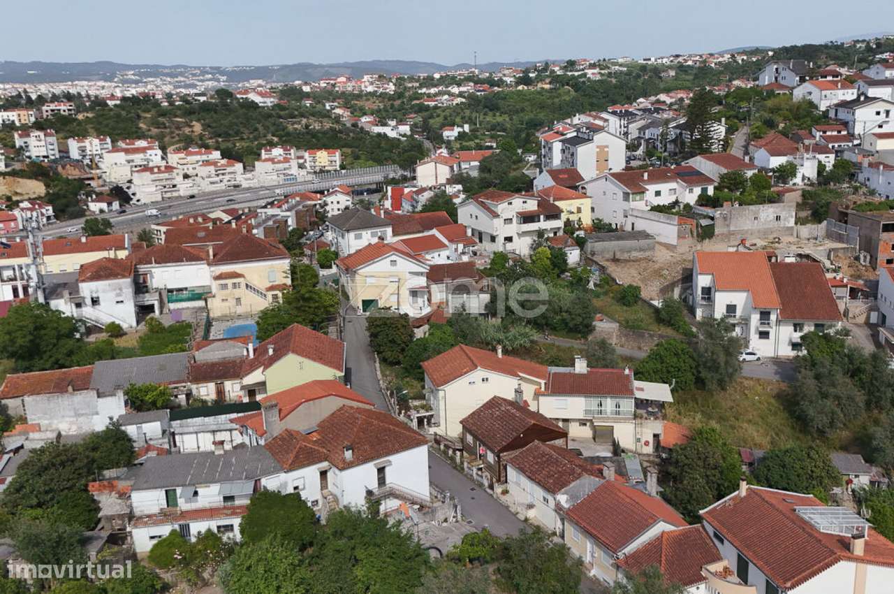 Moradia T3 para remodelar em S.Martinho do Bispo-25