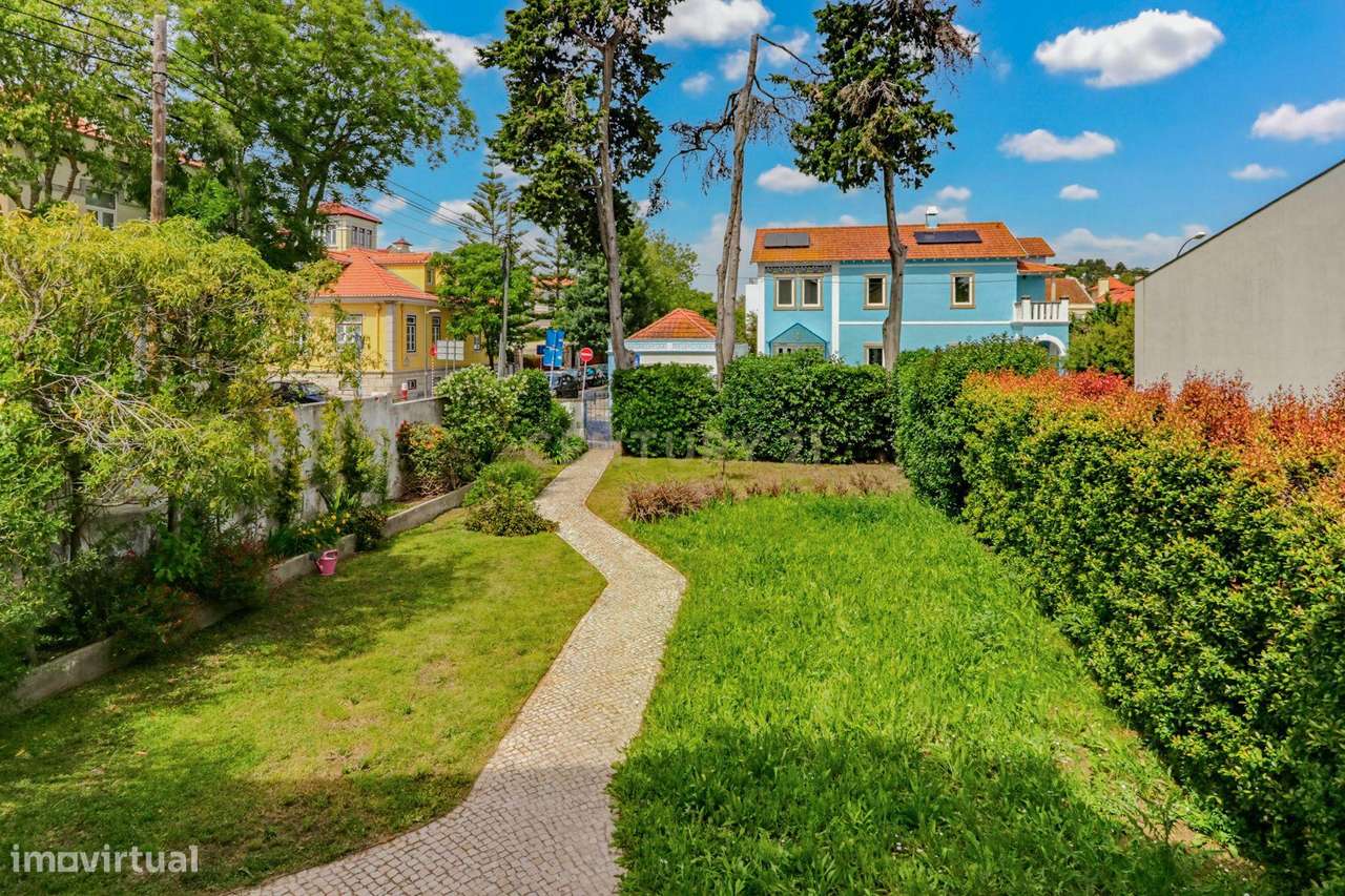 Moradia isolada T3 + 1 com vista mar em localização premium no coração-6