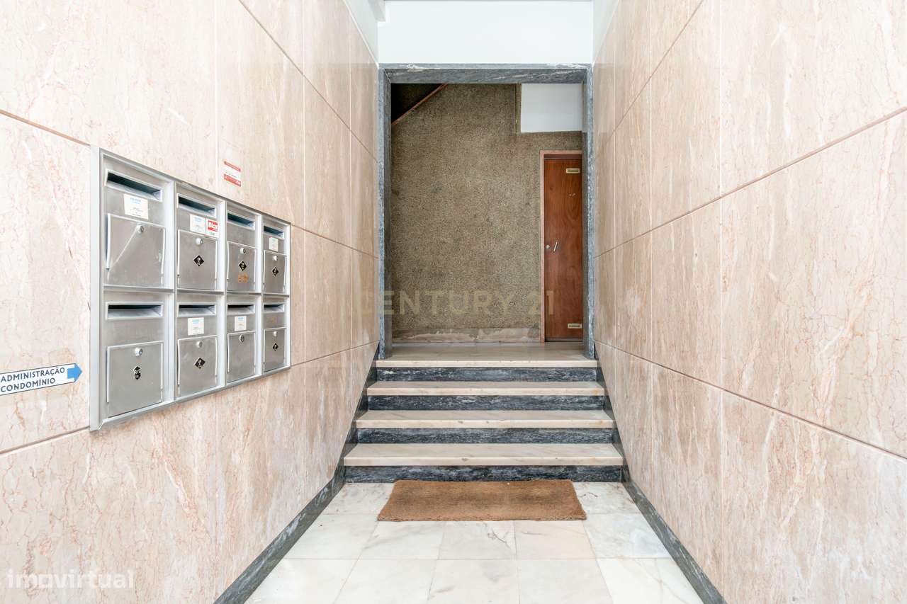 Apartamento T2 com 2 WC's e Varanda Ampla – Totalmente Renovado – Bura-27